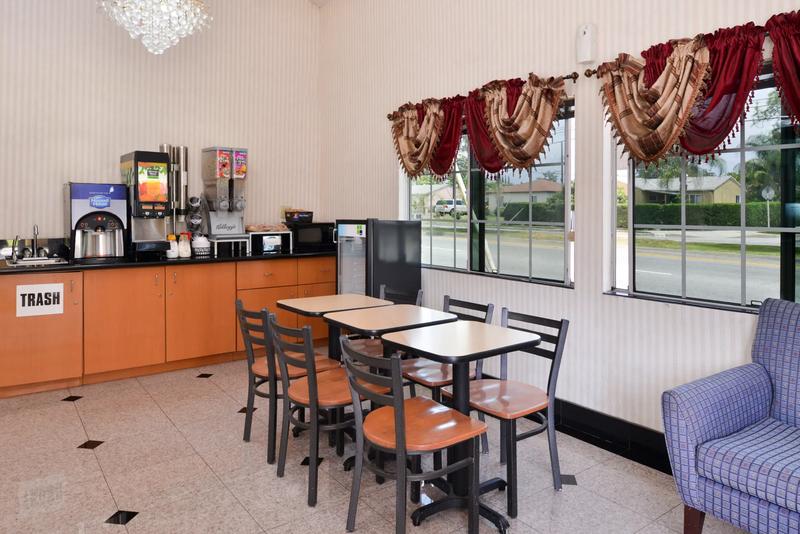 The breakfast area of the hotel lobby