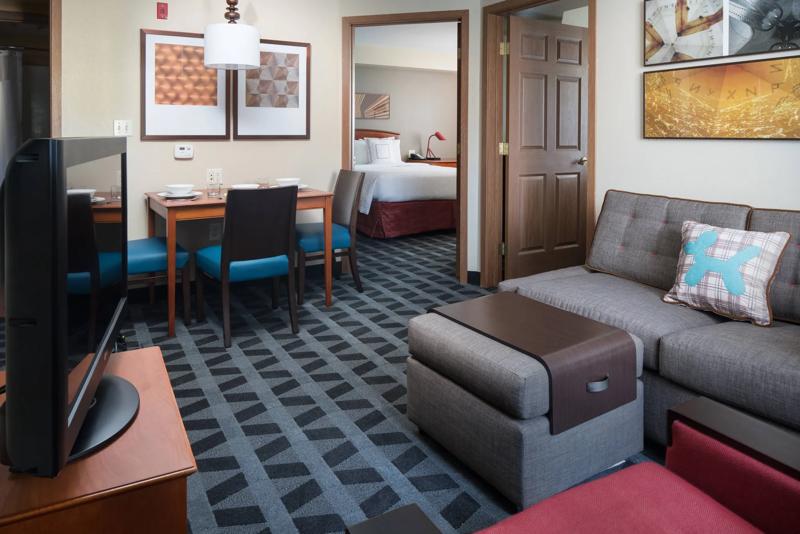 SIM_SeattleRenton_GuestRooms_Two Bedroom_Bedroom Entry - 77380590-7FCB-45F6-B004355E7A392DE4
