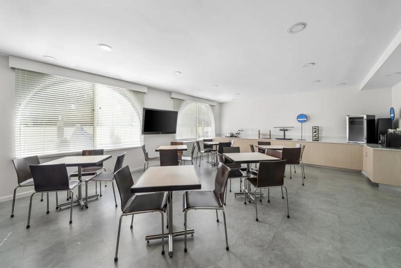 SEH_Orlando-BreakfastArea-1 - 77933461-9EB5-4DBE-95FDFCC6A1621E33