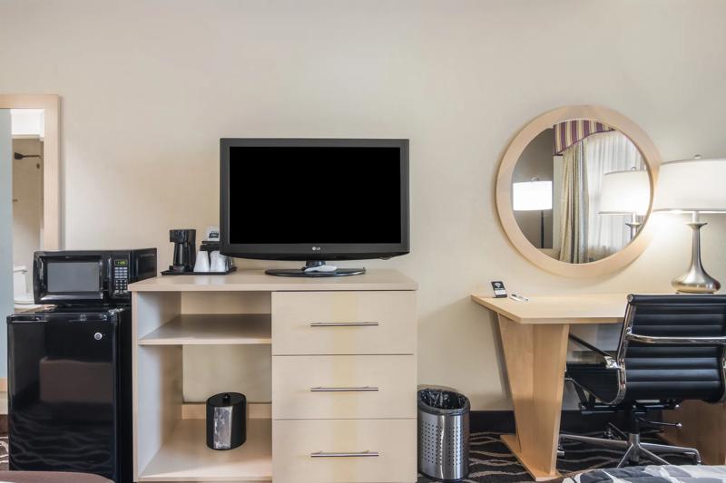 ABVI_AllianceOH_GuestRooms_Two Doubles_Room Amenities - 77C56BF0-58AE-4F44-B62DE0AEC6AA273D