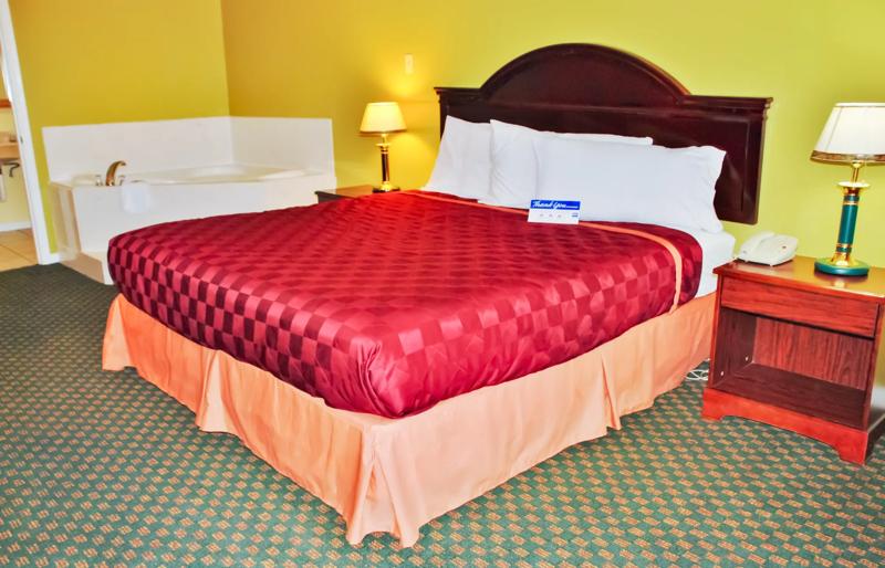 ABVI_HempsteadPrarieViewTX_GuestRooms_King with Jacuzzi_Room - 78466640-4989-4376-A98ED512970587E7