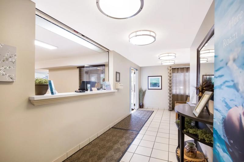 SIM_StLouisEarthCity_Lobby_Front Desk - 78B02D78-3953-4015-B4CAFE7DFBFF49DF