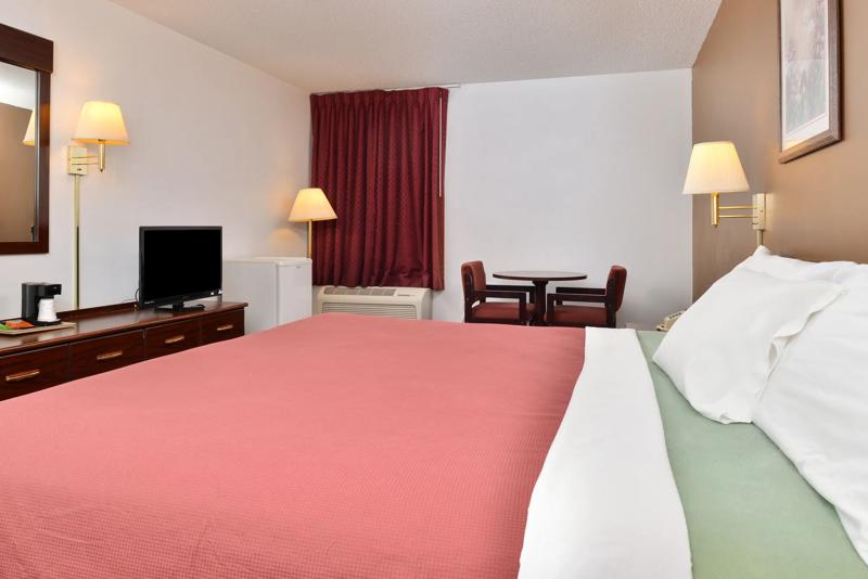 ABVI_BeardstownIL_GuestRooms_King Suite_Room - 78EFAFD0-56DD-43CD-87CDCC4B8C0E17DE