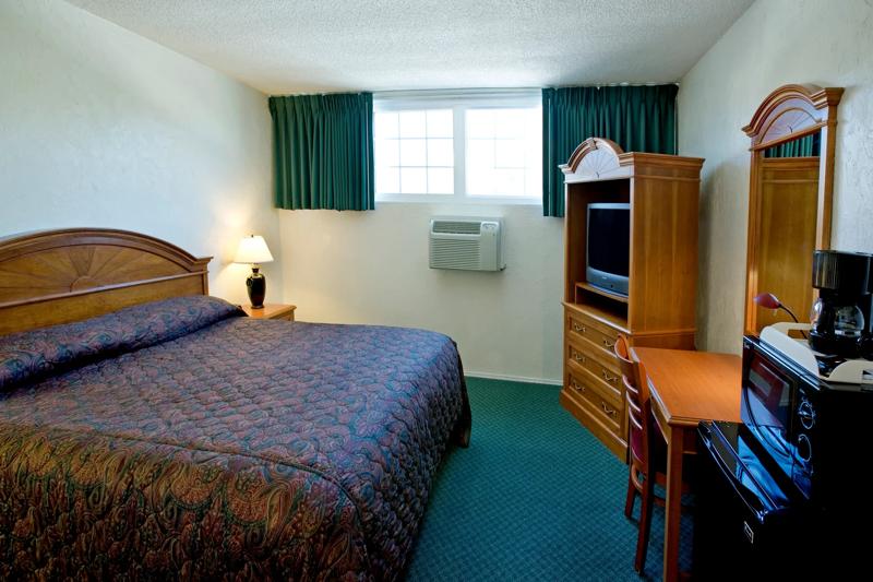 ABVI_LomaLodge_GuestRooms_Standard King_Room - 78F7012A-DD4C-499D-ACDE89737BC5A17D