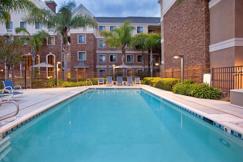 SES_SanDiegoSorrentoMesa_Amenity_OutdoorPool_1 - 79D5910D-3AD6-4B46-987D21147672D0B5