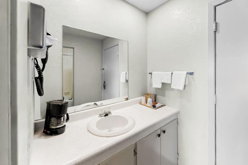 ABVI_MarionOH_GuestRooms_Queen_Vanity - 7AAF3CAD-8335-4056-A91C66DF687412C5