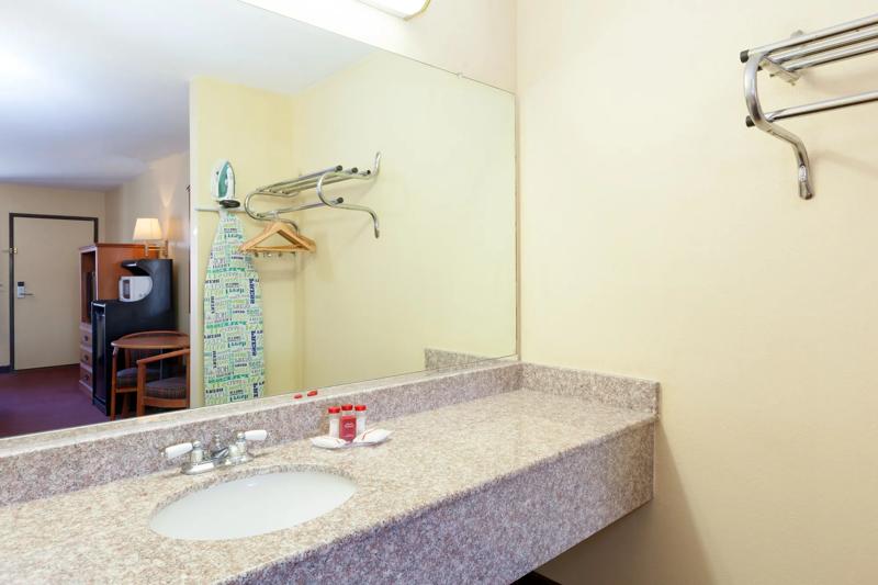 ABVI_BakersfieldCentralCA_GuestRooms_Standard Vanity - 7AF5584E-2FBE-4250-A948C8BDF8DC36FE