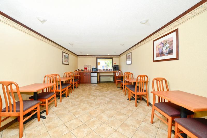 ABVI_WarrenDetroitMI_Dining_Breakfast Area - 7C6003B1-CB7F-40CC-83EEE616A3599279
