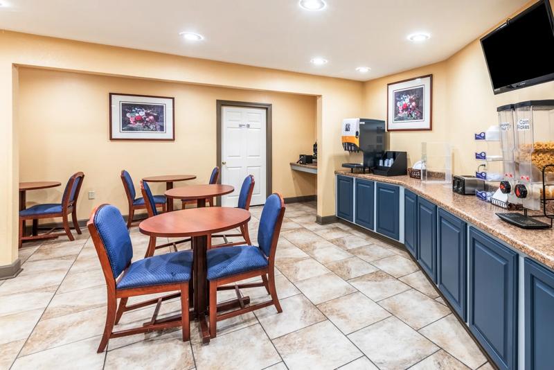 ABVI_SearcyAR_Dining_Breakfast Area_Rounds - 7D6F2801-C103-4403-BFB71EF9572C03C5