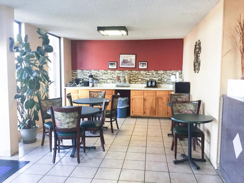 ABVI_MalvernAR_Dining_Breakfast Area - 7DAC7480-0B41-4239-A2DFC39BCA24EBB8