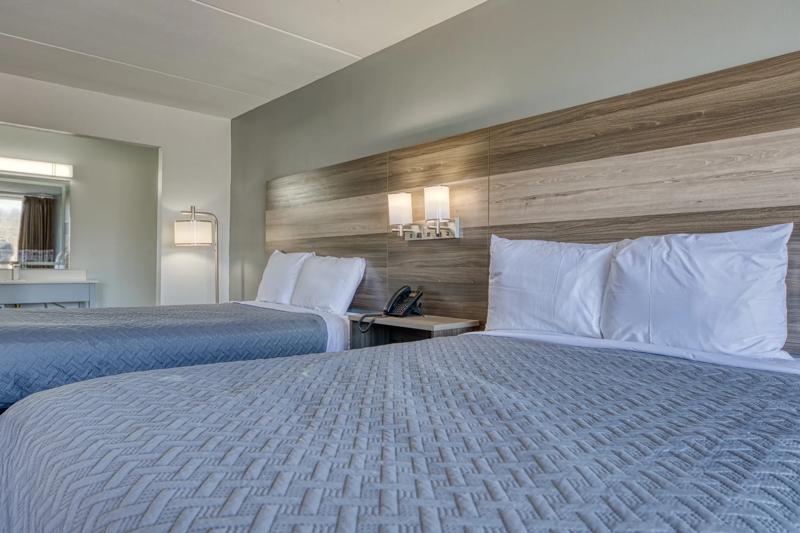 ABVI_StearnsKY_GuestRooms_Two Queens_Bed Details - 7EDCFE13-8CA3-490F-8027C268DF7FA9E9