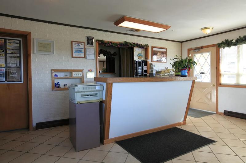 ABVI_SuburbanMotelIA_Lobby_Front Desk - 7F10801B-74CC-40B4-BCB06EB45AA82BF5