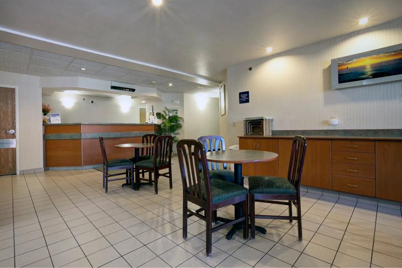 ABVIS_Racine_WI1772_Breakfast Area2 - 7F15F41B-9EA5-4188-850F4D1AE28968F1