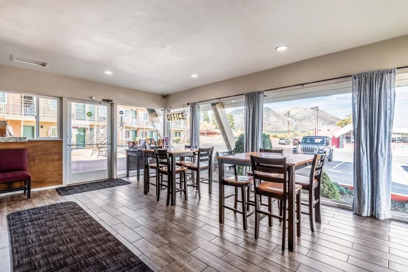 ABVI_FlagstaffAZ_Dining_Breakfast Area_Tables - 7FE68058-8118-410E-A8B1FE3B768F2A0B