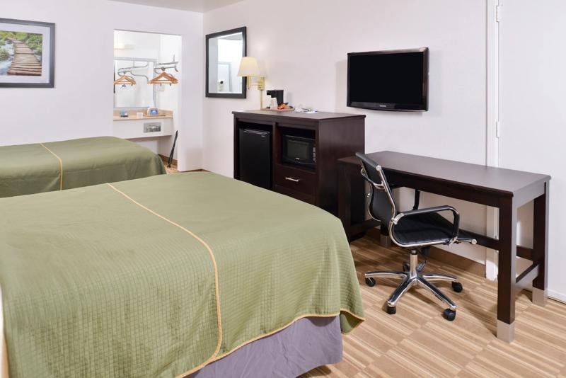 ABVI_CluteLakeJacksonTX_GuestRooms_Two Doubles_Room Amenities - 80366434-CE12-4F21-8C0A172FB2C3FB32