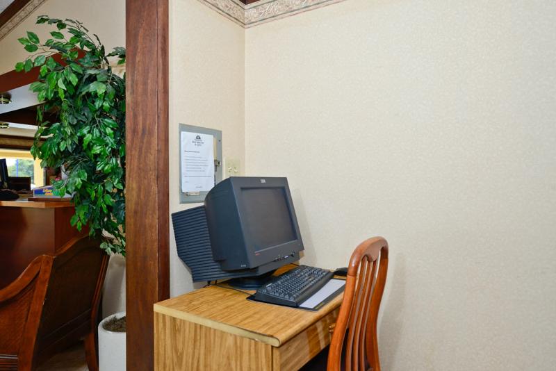 ABVI_WarrenDetroitMI_Amenities_Business Center - 80538383-3364-403A-BC7D9B52200C6334