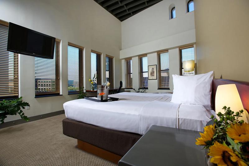SHR_ColumbusDowntown_GuestRoom_Suite_OneBedroomKingLoft_Beds