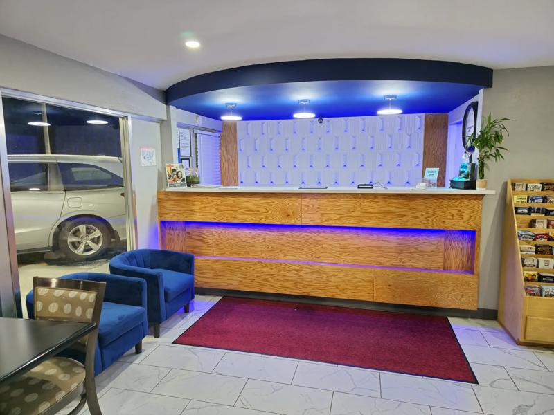ABVI_ElizabethtownKY_Lobby_Front Desk_Night - 80959D3F-1960-400E-9494292916D33F75