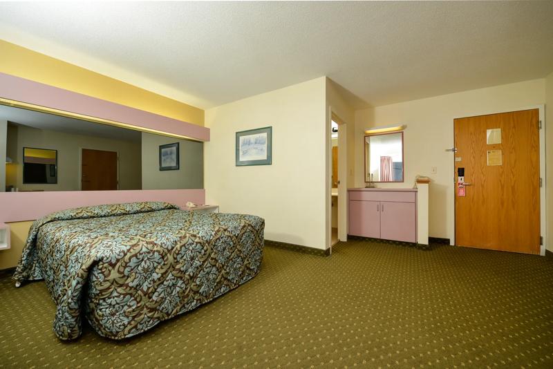 ABVI_EastSyracuseNY_GuestRooms_Queen_Entry Side - 80AF9EBE-4C07-4D0A-86575F16F429F584