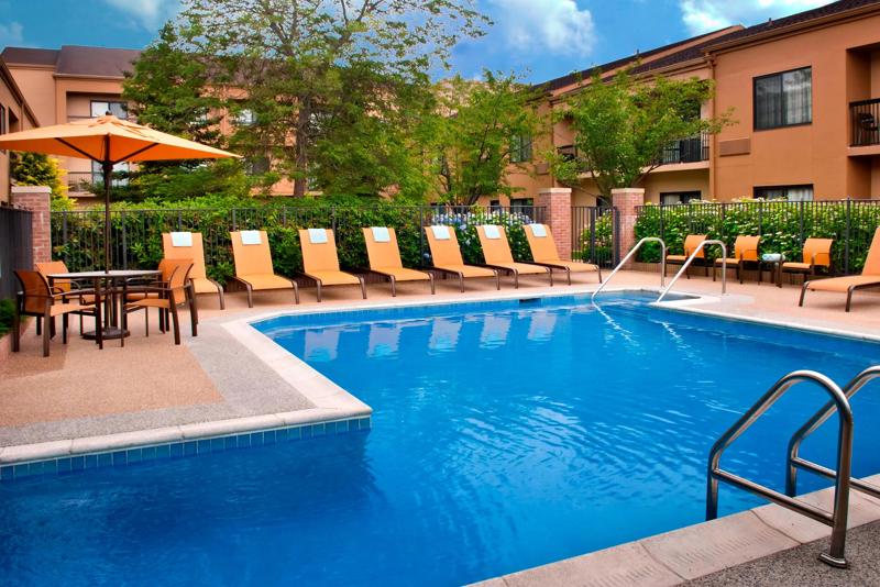 SEL_NewportMiddletown_Amenity_OutdoorPool - 80B8E04B-363A-45CE-8102A4C3428092ED