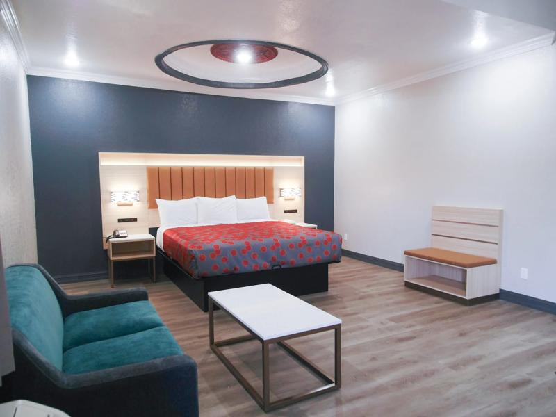 ABVI_RialtoCA_GuestRooms_King with Jetted Tub_Room - 82255DD4-0809-4FB5-86F8C4EF8E8DBB79