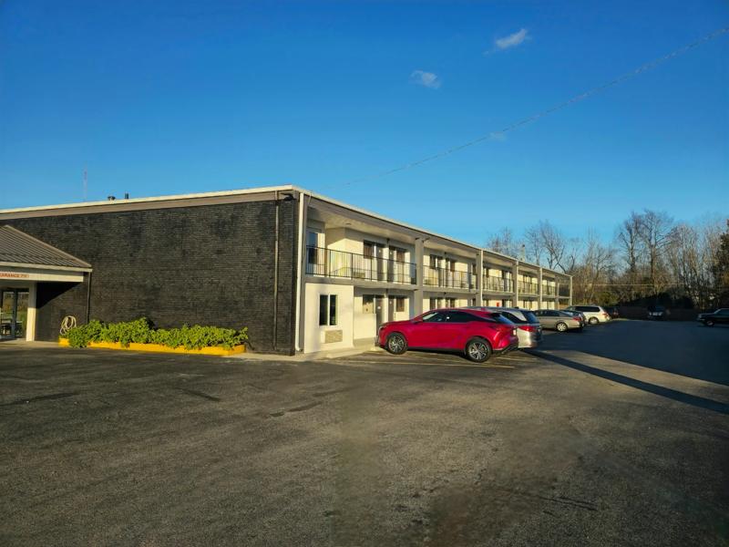 ABVI_ElizabethtownKY_Exterior_Parking - 823EF828-6D77-4A7C-95685D00F4797CE7