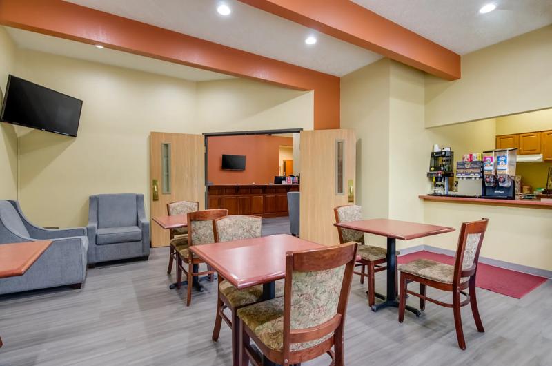 ABVI_IndependenceVA_Dining_Breakfast Area_Seating - 82FBD6AA-5BAD-438D-A803CE29F706E8AC