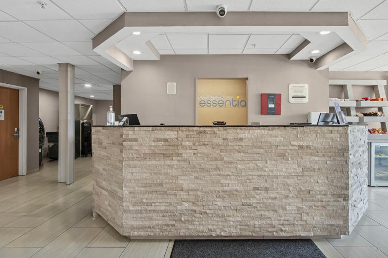 SEH_Blue_Springs_front desk - 84228F37-1EE3-4D91-B0823027FAB3B439