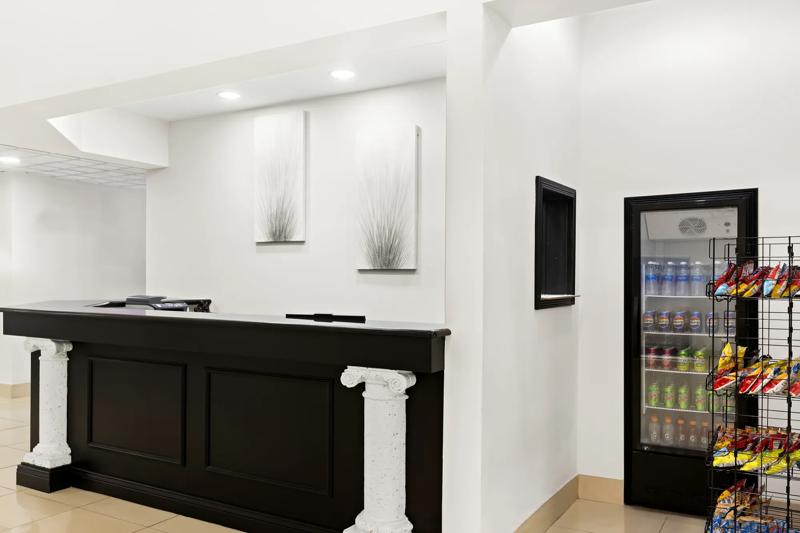 SEH_Savannah_FrontDesk_Market - 851B84A2-EEA8-408F-BACF5CF6D1A436F7