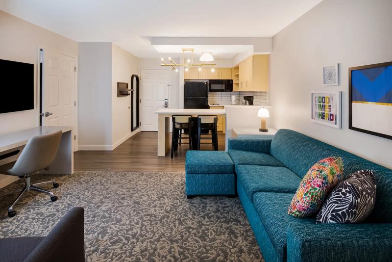 SES_Andover_GuestRoom_TwoBedroomSuite_KingTwoQueens_4