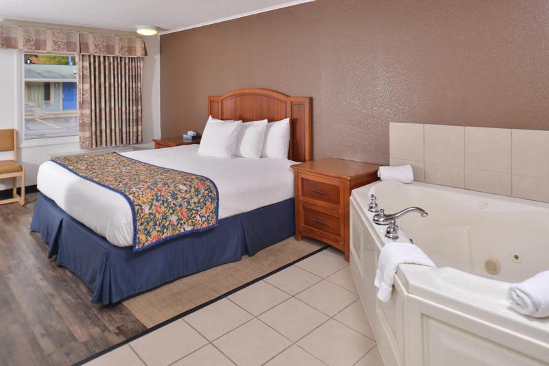 ABVI_JacksonMI_GuestRooms_King with Jacuzzi_Room - 852C0B5C-1D10-48F8-A64B6DE91770E72E