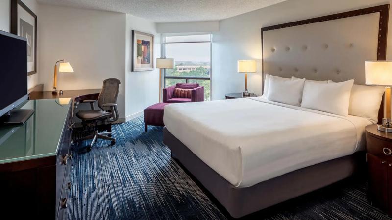 SHR_Houston-IAH-Airport_TX9967_Guestroom-King_2 - 85A9516E-E762-4A6C-B32F3D6DD4C2FA06