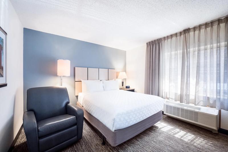 SIM_NashvilleBrentwood_GuestRooms_Suite_Bedroom - 8697108C-684C-46CF-B69D2F8443DDEC9A