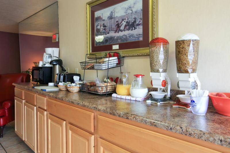 ABVI_AustinburgOH_Dining_Breakfast Area - 86EE3C22-E723-4891-95B125E35F535EE7