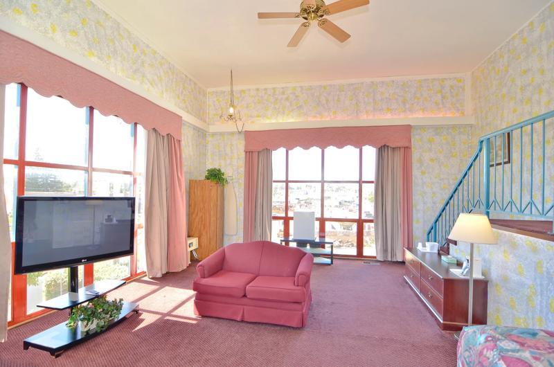 ABVI_NovatoMarinSonomaCA_GuestRooms_King Bridal Suite_Living Space - 883A79B3-3360-481C-840C46E8C4A9AFFB