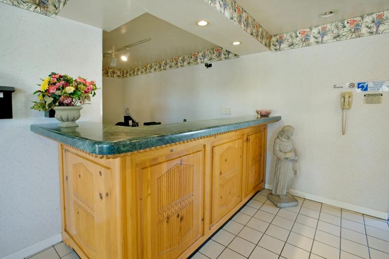 ABVI_LomaLodge_Lobby_Front Desk - 8846EB65-280B-4F6F-B0C026C6346E55D2