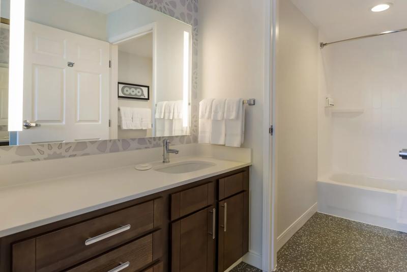 SES_SanFranciscoAirportOysterPoint_GuestRoom_TwoBedroomSuite_TwoQueen_BayView_7 - 8905234F-814F-4BFB-A8AD5CFCAEA71A90