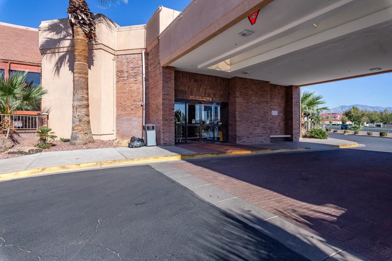 RLH_StGeorge_UTSTGE_Hotel Entrance 2 - 891DFE14-D208-4855-A2E2775B88671ED7
