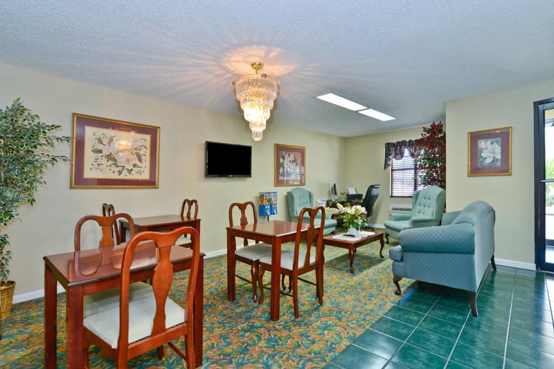 ABVI_HazlehurstGA_Dining_Breakfast Area_Seating - 8B4CE9ED-CA11-4197-A64D06B0FDC59772