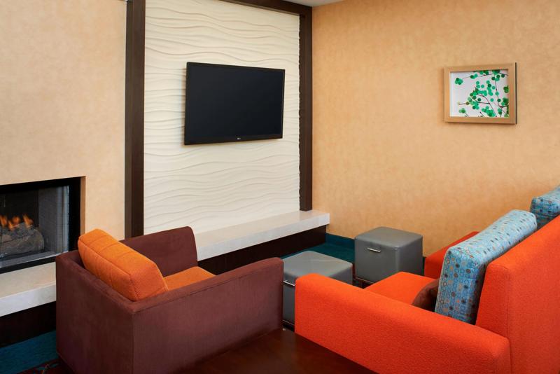 SES_ChicagoWaukeeganGurnee_Lobby_2 - 8B5A13D9-55D0-4240-8A430C10428A5AF8