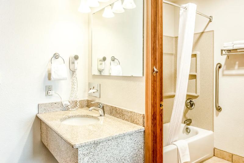 ABVI_BurnsOR_GuestRooms_Standard Bathroom - 8BB3B0BC-CD12-4EF5-84A9478D4DAE0E4E