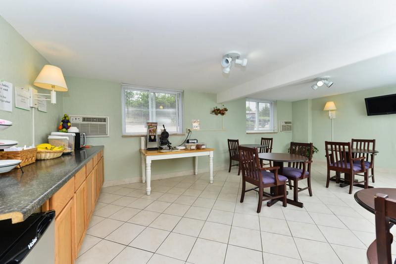 ABVI_JeffersonCityMO_Dining_Breakfast Area_Buffet - 8C0DB3A5-8D25-4BB3-847F4A7D2F4FF6BC