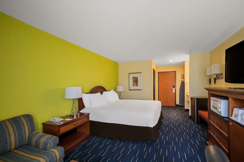 ABVI_SandmanInnOR_GuestRooms_King Suite_Entry Side - 8C87A13F-16F3-4F00-AB0093F03828DA82