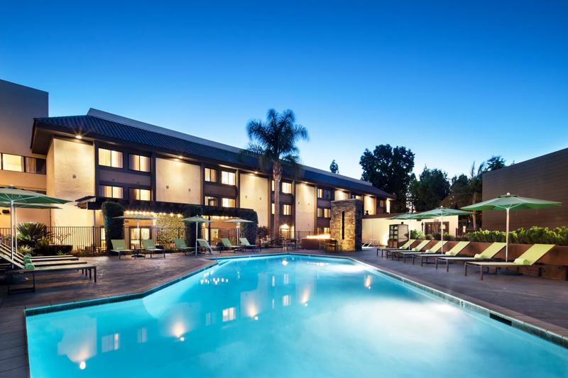 SHR_SiliconValley_Amenity_OutdoorPool_Dusk - 8DC4EA26-FD78-48A4-8545965F146A4858