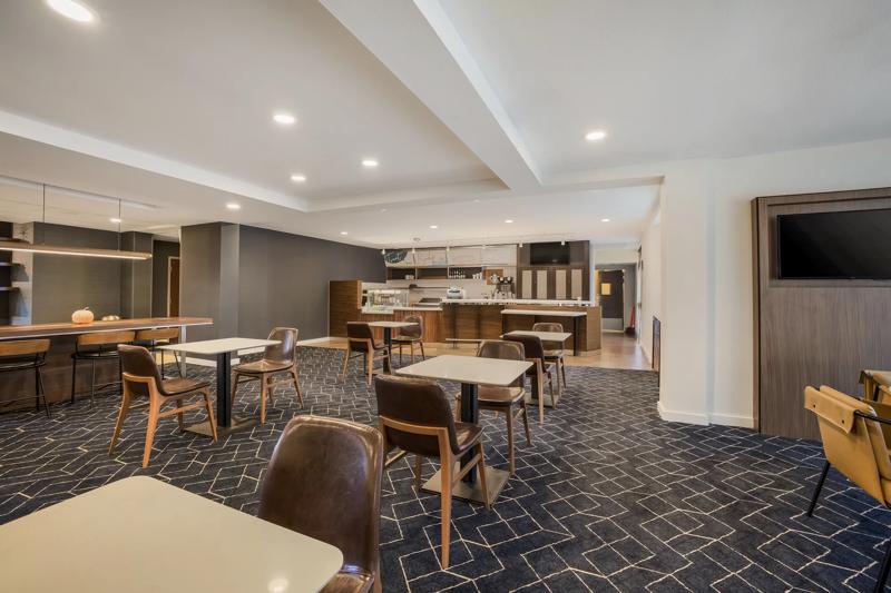 SEL_PhoenixChandler_Dining_TheCommons_2 - 8EC692F3-E232-4FA2-B8A066B90312F8E4