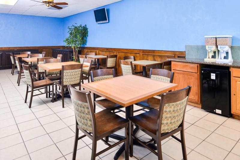 ABVI_CluteLakeJacksonTX_Dining_Breakfast Area_Tables - 8ED26DC7-CDB0-42D8-86472334EDE95DED