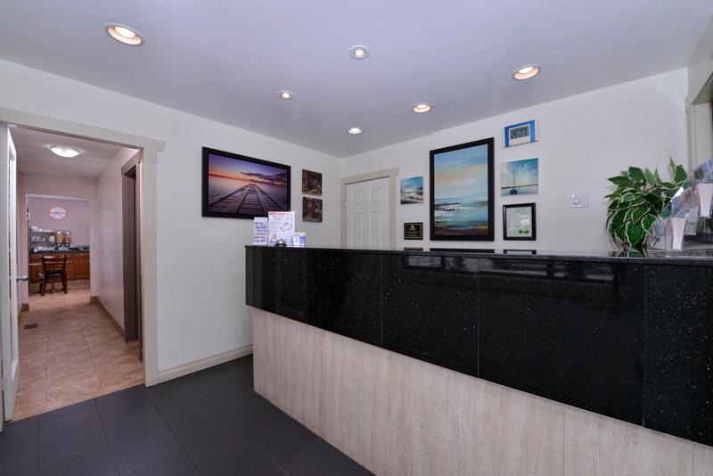 CBVIS_Vernon_BC0025_FrontDesk2 - 8F3EBAB3-84B8-4223-8EF69A9F74B627C3