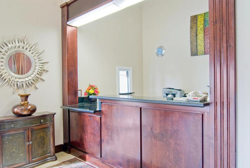 ABVI_DeRidderLA_Lobby_Front Desk - 8F62CF46-A3B8-416B-A7C88E132608FAEC