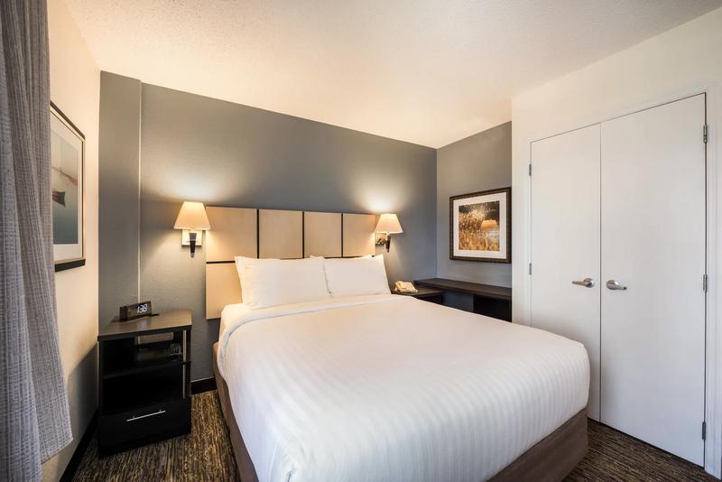 SIM_Brand_GuestRooms_Suite_Bedroom - 90752544-D52E-4FA9-BED6F7B1894FF60A