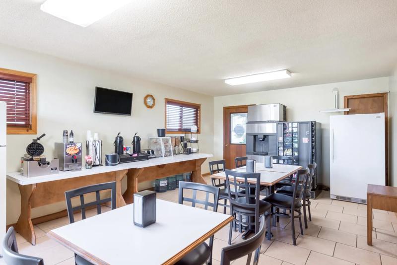 ABVI_ChaunuteKS_Dining_Breakfast Area_Seating - 90C507B6-D411-4C86-A578386691428329